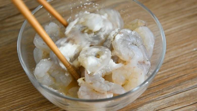 韭菜虾仁炒蛋—餐桌上最常见的家常菜,虾仁加入半勺盐、2勺淀粉、1勺料酒拌匀，腌制10分钟。