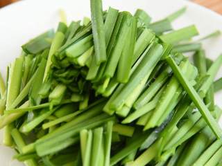 韭菜虾仁炒蛋—餐桌上最常见的家常菜,韭菜切成段。