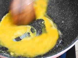 韭菜虾仁炒蛋—餐桌上最常见的家常菜,倒入蛋液（不用加油），炒至半熟盛出备用。