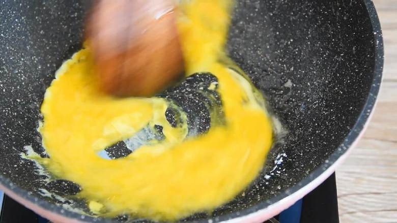 韭菜虾仁炒蛋—餐桌上最常见的家常菜,倒入蛋液（不用加油），炒至半熟盛出备用。