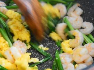 韭菜虾仁炒蛋—餐桌上最常见的家常菜,倒入虾仁和鸡蛋，快速炒匀。