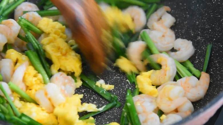 韭菜虾仁炒蛋—餐桌上最常见的家常菜,倒入虾仁和鸡蛋，快速炒匀。