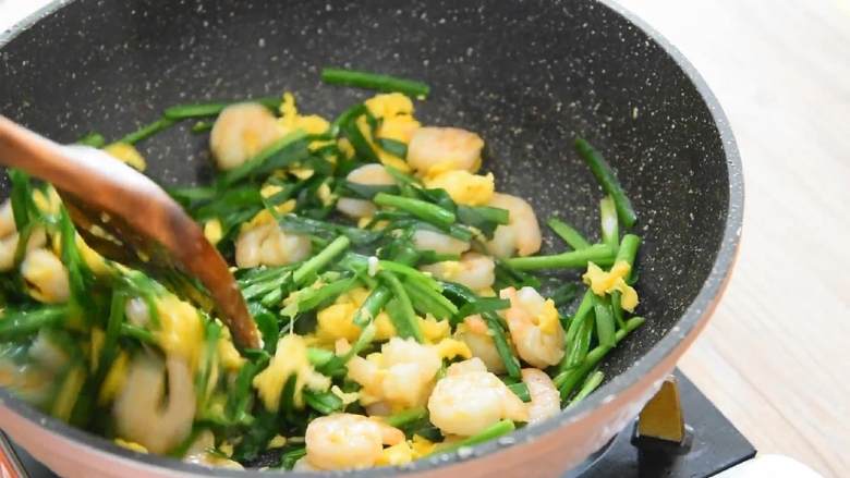 韭菜虾仁炒蛋—餐桌上最常见的家常菜,盐、糖各一勺，炒匀即可。