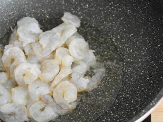韭菜虾仁炒蛋—餐桌上最常见的家常菜,油温6成热入虾仁滑散，炒至变色盛出备用。