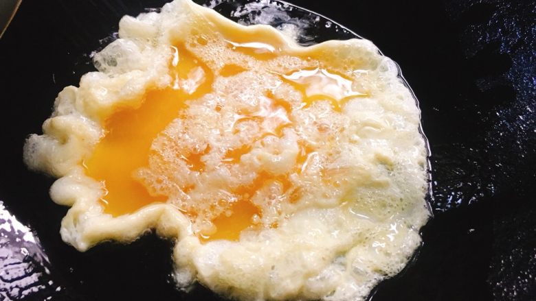 鸡蛋黄瓜面 小清新美味,另一边，锅内加入适量食用油，7成热时，倒入鸡蛋。
