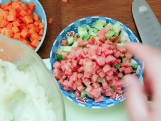 培根土豆泥饭包,加入胡萝卜丁，火腿丁，黄瓜丁！
