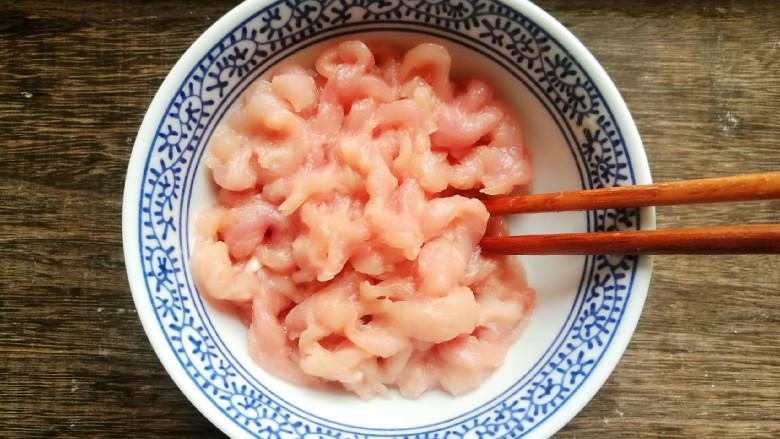 辣椒炒肉丝,筷子拌均后腌制十五分钟备用。