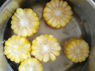 海米冬瓜汤,水烧开后倒入提前切好的玉米