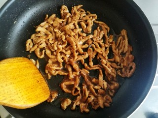 辣椒炒肉丝,用木铲迅速的翻炒。