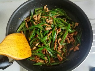 辣椒炒肉丝,翻炒均匀即可出锅。