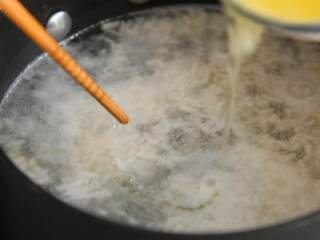 酒酿圆子，一碗温补养胃的软糯甜汤！,加入酒酿，蛋清（快速打散成蛋花）。