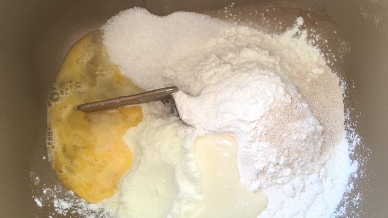 拔萝卜,发酵可可面团来做白色面团，除了黄油跟盐外，将其他白色面团材料加入到面包桶内，启动揉面程序，揉至扩展状态