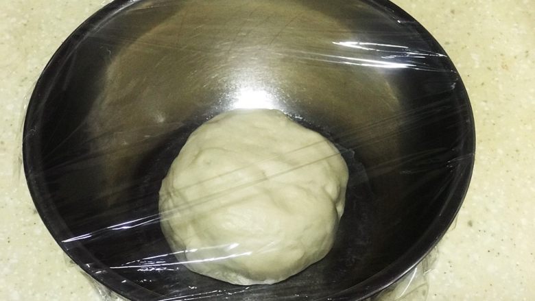 浅湘食光&超级软的牛奶面包,中种面团所有材料混合均匀，揉至光滑放盆内盖保鲜膜室温发酵