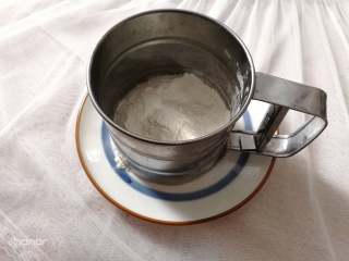 荞麦太妃糖酸奶小蛋糕,荞麦粉过筛备用。