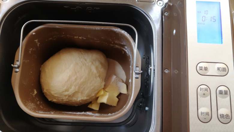 纯牛奶土司,然后放入黄油，盐，耐高糖酵母继续揉15分钟。