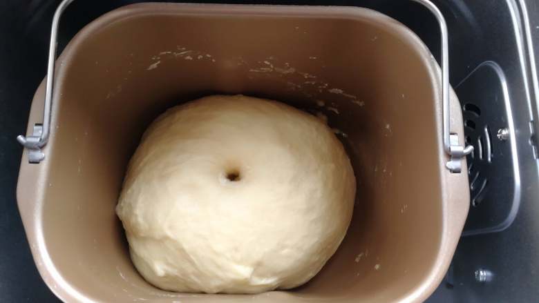 纯牛奶土司,用面包机直接发酵，现在天气热，基本30~40分钟就差不多了。手指头沾一点粉，在面团中间戳一个孔，不会回弹就可以了。