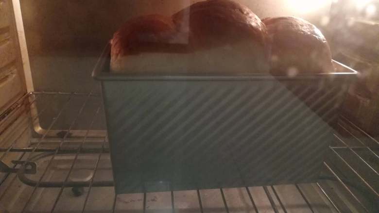 纯牛奶土司,烤箱190度预热10分钟，接着190度烤40分钟，上色盖锡纸。每个人烤箱温度不同，所以按照自己平时烤土司的温度就可以了。