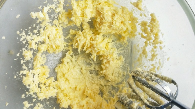 烘焙零失败，✨手把手教你做口感香酥一口酥

,打蛋器打发黄油体积变大。