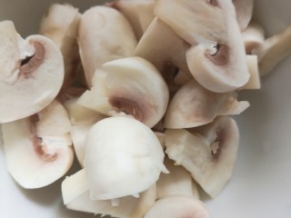 营养大杂烩,蘑菇切块