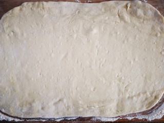 香酥椒盐饼,将醒好面团放在案板上擀成长方形面饼