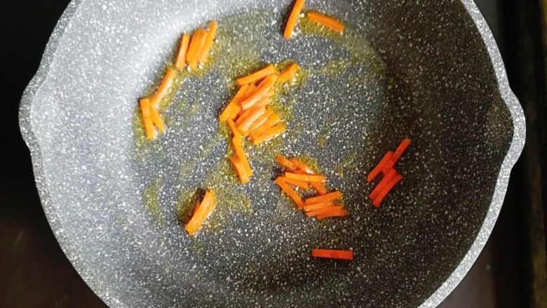 宝宝辅食—贝柱蔬菜肉丸面,锅内少许油，放入胡萝卜炒至断生