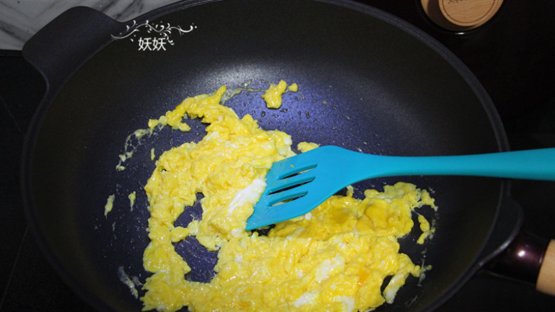 滑蛋虾仁,用锅铲顺时针方向慢慢搅动鸡蛋，得到一锅蓬松小块的蛋，不要翻动太快，鸡蛋会碎的太厉害，我们让它自然的蓬松就可以。