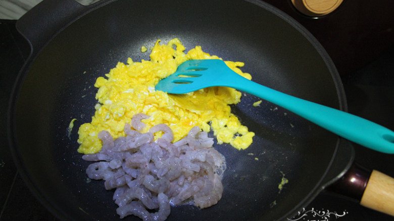 滑蛋虾仁,待鸡蛋成型时把虾仁倒入。