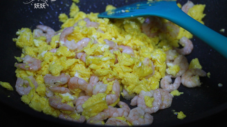 滑蛋虾仁,撒少许盐就可以出锅，喜欢虾仁颜色更漂亮，可以在出锅前加一小勺水淀粉，整个菜的卖相也会很好。