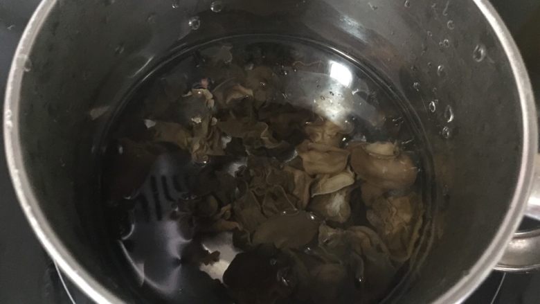 凉拌海蜇皮,锅里煮沸水后，放入泡发的黑木耳焯熟后捞出沥干水分备用