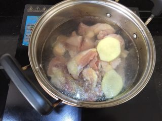 大盘鸡,半只鸡剁成小块冷水入锅，加姜片两片焯一下