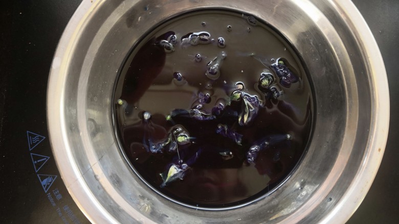 【蓝蝶芝士饭】,蝶豆花用开水泡汁。