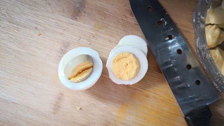 【蓝蝶芝士饭】,将鸡蛋切成丁。