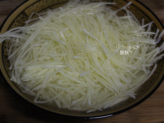 土豆丝饼,切好的土豆丝冲去淀粉，用清水浸泡十分钟。