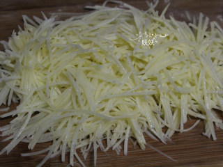 土豆丝饼,用擦丝器把土豆擦成丝，也可以切，不过做饼的话还是擦丝来的快，口感也比切的好。