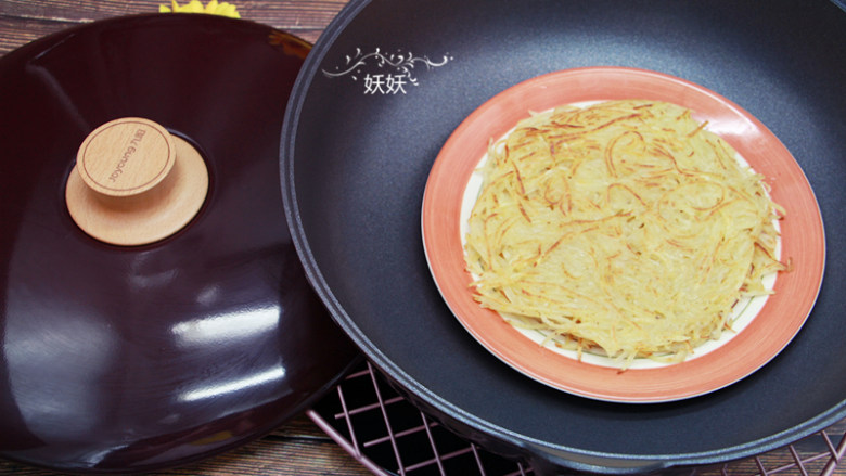 土豆丝饼,口味重点的可以加点香葱末一起煎。