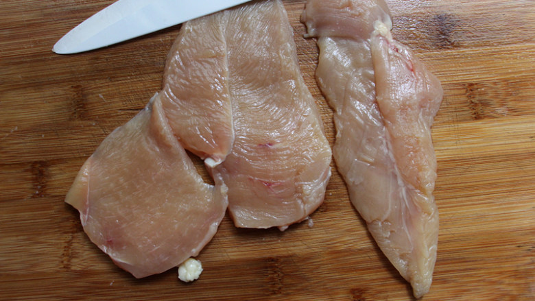 蒜煎鸡胸肉,剖成三片，如果你买的鸡胸肉太小，剖成两片也是可以的。