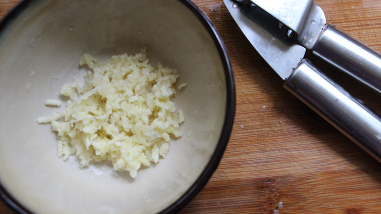 蒜煎鸡胸肉,用压蒜蓉的工具压成蒜蓉。