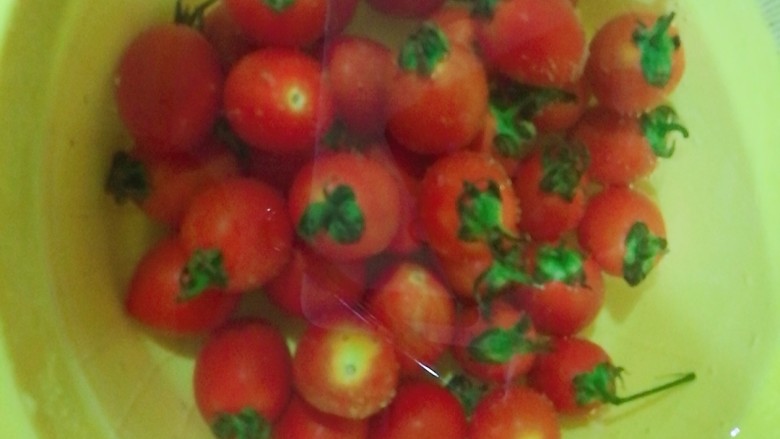 了不起的小番茄+番茄杂蔬龙利鱼,番茄洗净