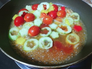 了不起的小番茄+番茄杂蔬龙利鱼,加水半碗、料酒、糖，快速翻炒。