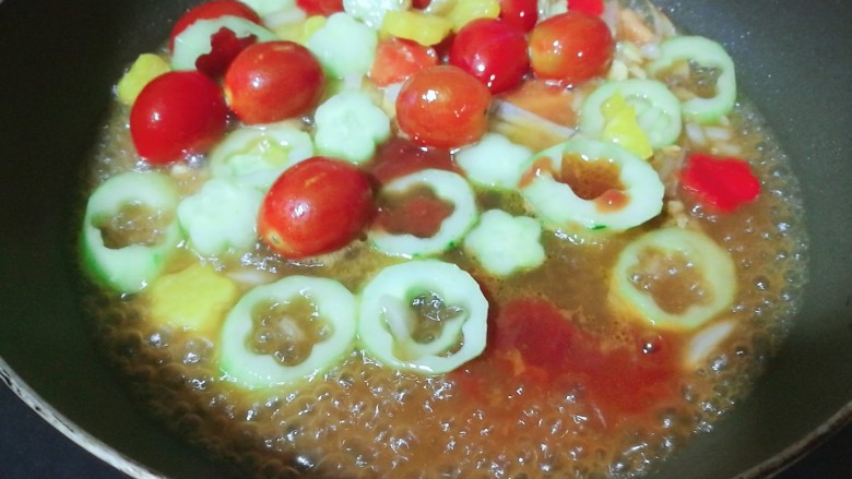 了不起的小番茄+番茄杂蔬龙利鱼,加水半碗、料酒、糖，快速翻炒。