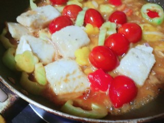 了不起的小番茄+番茄杂蔬龙利鱼,加入炸过的龙利鱼块，大火烧至汤汁浓稠