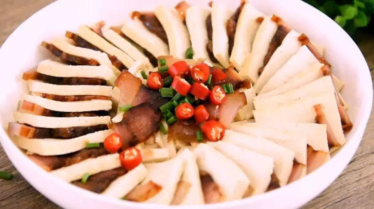 老豆腐蒸腊肉:豆腐的惊艳变身的做法,出锅后，撒上葱花、小米椒
