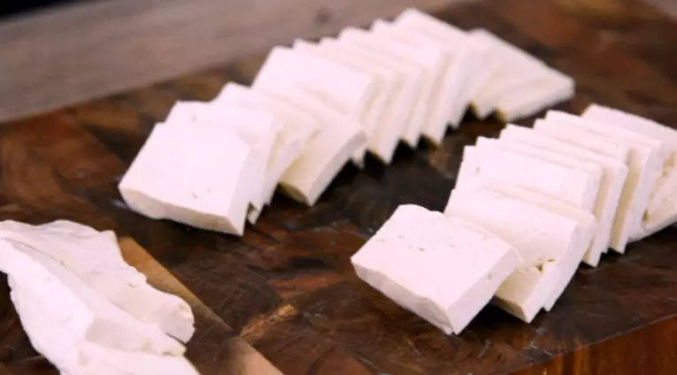 老豆腐蒸腊肉:豆腐的惊艳变身的做法,老豆腐先切去老皮，再改刀切片备用