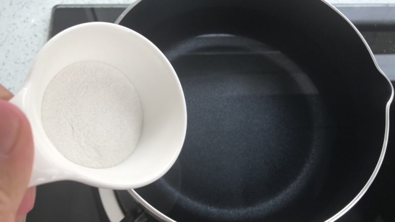 水果冻,奶锅内加入300克农夫山泉矿泉水，倒入寒天粉，迅速用筷子搅拌均匀。