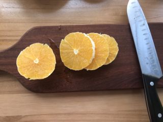 水果冻,橙子去皮，切片。