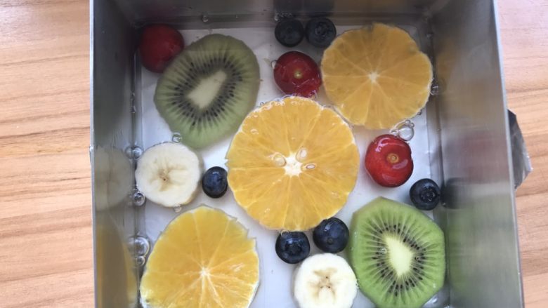 水果冻,铺上一层水果，大家根据自己喜好，随便放。