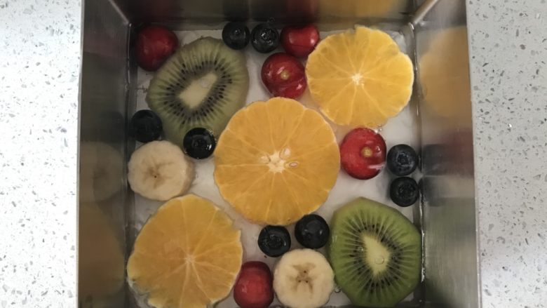 水果冻,然后再倒入剩下的果冻液，没过水果。室温放凉即可，凉透的水果冻用手摸上去弹弹的，一点也不粘手。