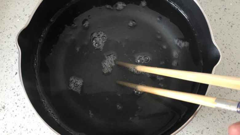 水果冻,用筷子搅拌至微微凉一点。