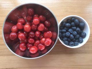 水果冻,樱桃去蒂洗净，蓝莓也洗净。把切好的水果片放在一个盘里备用。