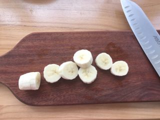 水果冻,香蕉同样去皮切片。